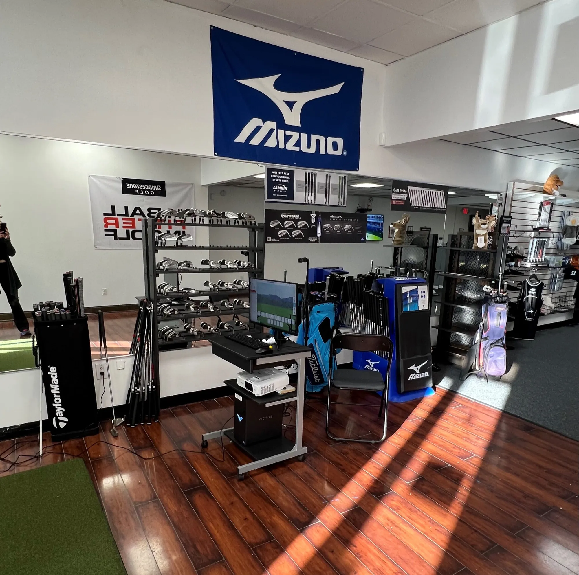 The fitting bay at Morris Golf Shop: Mizuno fitting cart, hitting mat and simulator screen